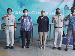 Jasa Raharja Gelar Vaksinasi bagi Pengemudi Blue Bird & Masyarakat