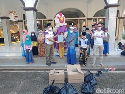Gerakan Mengaji, Suporter Balad Galuh Bagikan Al Quran ke Masjid-Madrasah