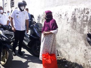 Naik Kereta, Bobby Blusukan Bagi Sembako ke Warga di Medan