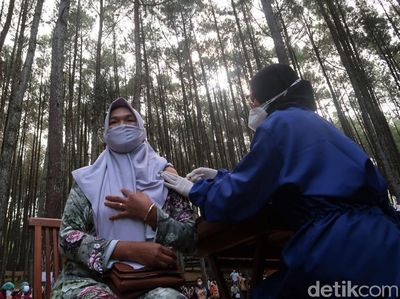Bukan Berwisata, Warga Datangi Hutan Pinus untuk Vaksin COVID-19