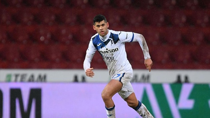 BENEVENTO, ITALY - JANUARY 09: Cristian Romero of Atalanta BC during the Serie A match between Benevento Calcio and Atalanta BC at Stadio Ciro Vigorito on January 09, 2021 in Benevento, Italy. Sporting stadiums around Italy remain under strict restrictions due to the Coronavirus Pandemic as Government social distancing laws prohibit fans inside venues resulting in games being played behind closed doors. (Photo by Francesco Pecoraro/Getty Images)