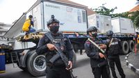 Dikawal Polisi-TNI, Bahan Baku Vaksin COVID-19 Tiba di Bandung