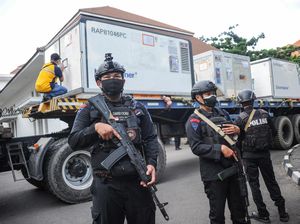 Dikawal Polisi-TNI, Bahan Baku Vaksin COVID-19 Tiba di Bandung