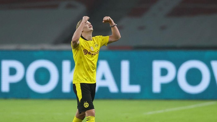 BERLIN, GERMANY - MAY 13: Erling Haaland of Borussia Dortmund celebrates victory after the final whistle of the DFB Cup final match between RB Leipzig and Borussia Dortmund at Olympic Stadium on May 13, 2021 in Berlin, Germany. Sporting stadiums around Germany remain under strict restrictions due to the Coronavirus Pandemic as Government social distancing laws prohibit fans inside venues resulting in games being played behind closed doors. (Photo by Martin Rose/Getty Images)
