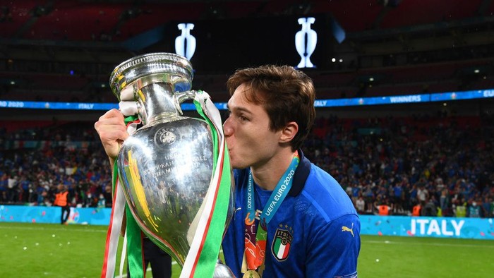 LONDON, ENGLAND - JULY 11: Federico Chiesa kisses The Henri Delaunay Trophy following his teams victory in the UEFA Euro 2020 Championship Final between Italy and England at Wembley Stadium on July 11, 2021 in London, England. (Photo by Claudio Villa/Getty Images)