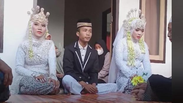 Foto: Seorang pria menikahi dua wanita kembali terjadi di NTB. Pernikahan itu disebut terjadi di Kecamatan Pujut, Kabupaten Lombok Tengah. (FB Doyok Potret)