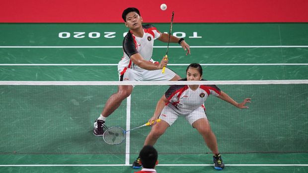 Ganda campuran Indonesia Praveen Jordan/Melati Daeva Oktavianti mengembalikan kok ke arah ganda campuran China Si Wei Zheng/Ya Qiong Huang dalam perempat final Olimpiade Tokyo 2020 di Musashino Forest Sport Plaza, Tokyo, Jepang, Rabu (28/7/2021). ANTARA FOTO/Sigid Kurniawan/rwa.