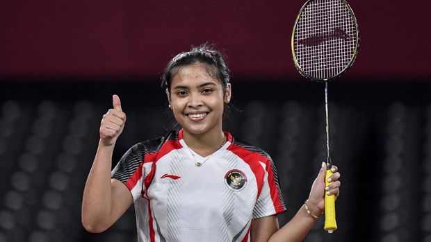 Tunggal putri Indonesia Gregoria Mariska Tunjung mengacungkan jempol seusai mengalahkan tunggal putri Belgia Lianne Tan dalam penyisihan Grup M Olimpiade Tokyo 2020 di Musashino Forest Sport Plaza, Tokyo, Jepang, Rabu (28/7/2021). Gregoria lolos ke babak 16 besar setelah menundukkan Lianne Tan dengan skor 21-11, 21-17. ANTARA FOTO/Sigid Kurniawan/rwa.
