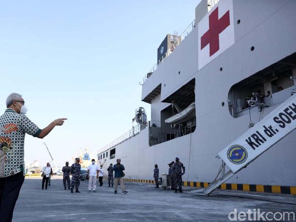 Gubernur Ganjar Tinjau KRI dr Soeharso yang Bawa Bantuan Oksigen