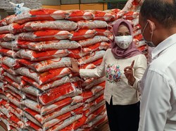 Temukan Kutu, Wali Kota Mojokerto Minta Beras Bansos Segera Diganti