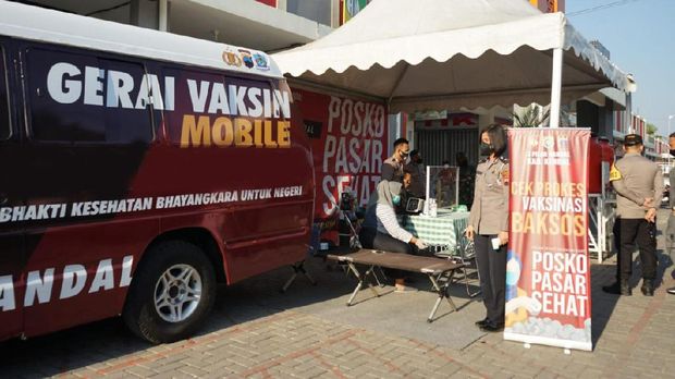 Kapolri Jenderal Listyo Sigit Prabowo meninjau posko PPKM dan mobil vaksinasi mobile di Jakarta