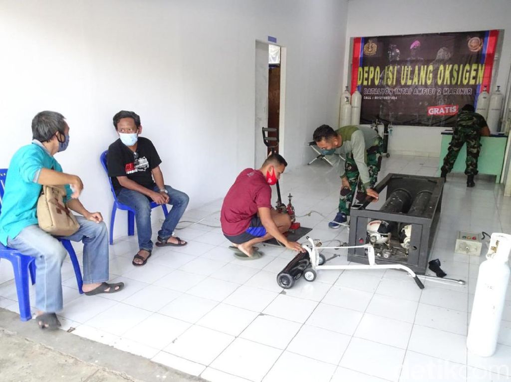 Marinir di Surabaya Layani Refill Oksigen Gratis untuk Warga Isoman