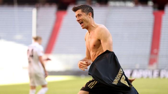 MUNICH, GERMANY - MAY 22: Robert Lewandowski of FC Bayern Muenchen celebrates after scoring their sides fifth goal, scoring his 41st league goal, breaking the record for the most goals scored in a Bundesliga season during the Bundesliga match between FC Bayern Muenchen and FC Augsburg at Allianz Arena on May 22, 2021 in Munich, Germany. After the Bavarian cabinet decided on first relaxations for outdoor events, the current Corona situation allows FC Bayern to have its last match of the season in front of 250 spectators in the Allianz Arena. Of these, 100 tickets are given to people from the health sector selected by the Ministry of Health. (Photo by Alexander Hassenstein/Getty Images)