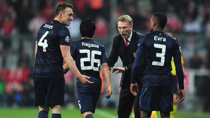 MUNICH, GERMANY - APRIL 09: David Moyes, manager of Manchester United talks to Phil Jones and Shinji Kagawa of Manchester United after the goal scored by Patrice Evra during the UEFA Champions League Quarter Final second leg match between FC Bayern Muenchen and Manchester United at Allianz Arena on April 9, 2014 in Munich, Germany.  (Photo by Shaun Botterill/Getty Images)