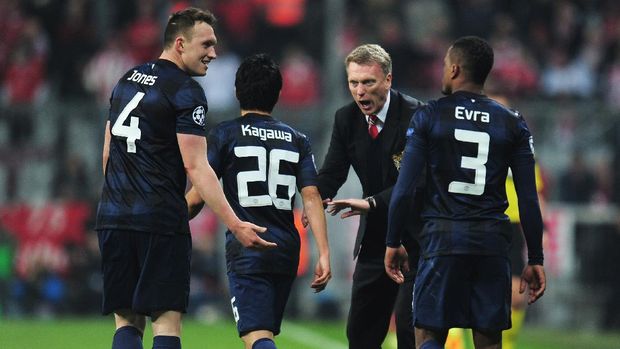 MUNICH, GERMANY - APRIL 09: David Moyes, manager of Manchester United talks to Phil Jones and Shinji Kagawa of Manchester United after the goal scored by Patrice Evra during the UEFA Champions League Quarter Final second leg match between FC Bayern Muenchen and Manchester United at Allianz Arena on April 9, 2014 in Munich, Germany.  (Photo by Shaun Botterill/Getty Images)