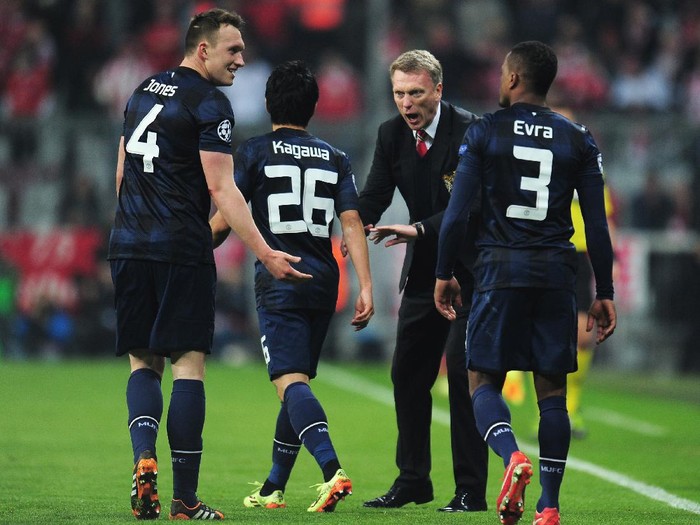 MUNICH, GERMANY - APRIL 09: David Moyes, manager of Manchester United talks to Phil Jones and Shinji Kagawa of Manchester United after the goal scored by Patrice Evra during the UEFA Champions League Quarter Final second leg match between FC Bayern Muenchen and Manchester United at Allianz Arena on April 9, 2014 in Munich, Germany.  (Photo by Shaun Botterill/Getty Images)
