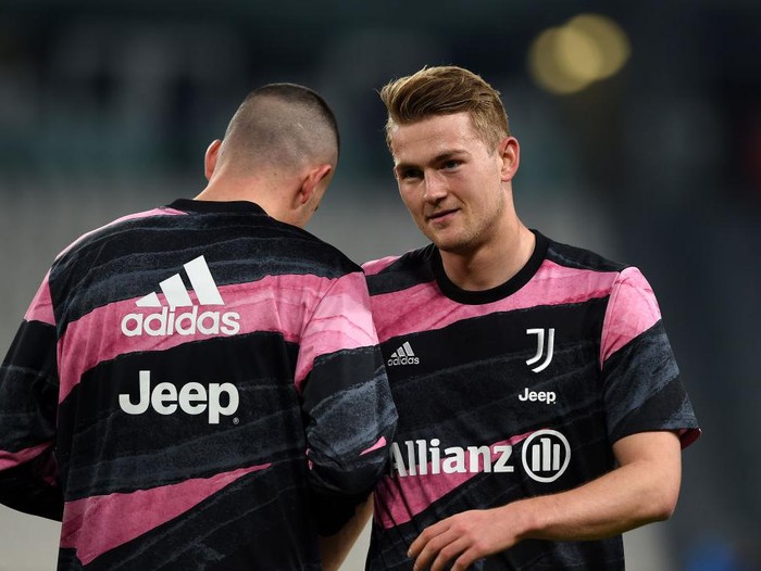 TURIN, ITALY - FEBRUARY 09: Merih Demiral (L) and Matthijs de Ligt (R) of Juventus warm up prior to the Coppa Italia semi-final Juventus and FC Internazionale at Allianz Stadium on February 09, 2021 in Turin, Italy. Sporting stadiums around Italy remain under strict restrictions due to the Coronavirus Pandemic as Government social distancing laws prohibit fans inside venues resulting in games being played behind closed doors. (Photo by Chris Ricco/Getty Images)