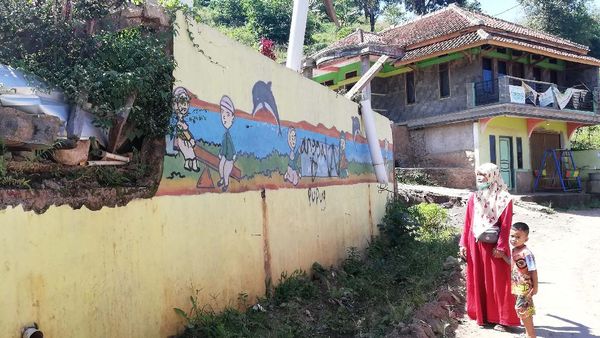 Menziarahi Sisa Reruntuhan Akibat Longsor Sumedang