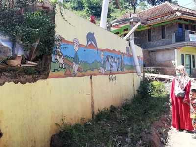 Menziarahi Sisa Reruntuhan Akibat Longsor Sumedang