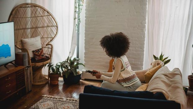 Menghabiskan hari hanya dengan nonton tv atau bermain ponsel berbahaya bagi kesehatan tubuh