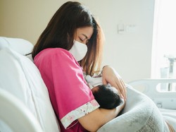 Begini Cara Aman Menyusui Bayi dari Ibu yang Positif Covid-19