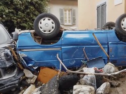 Banjir-Longsor Jungkir Balikkan Kendaraan di Italia