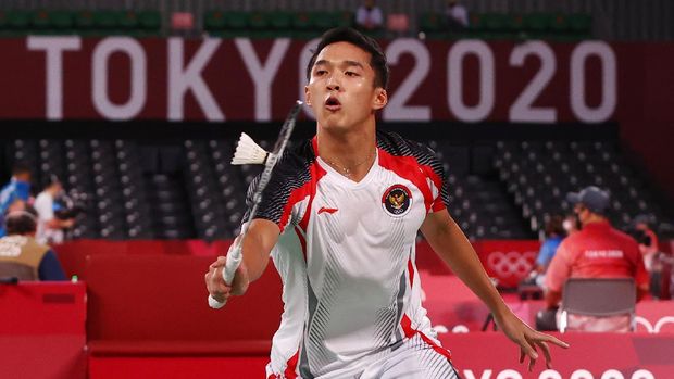 Tokyo 2020 Olympics - Badminton - Men's Singles - Group Stage - MFS - Musashino Forest Sport Plaza, Tokyo, Japan – July 28, 2021. Jonatan Christie of Indonesia in action during the match against Loh Kean Yew of Singapore. REUTERS/Leonhard Foeger