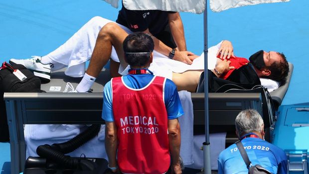 Tokyo 2020 Olympics - Tennis - Men's Singles - Round 3 - Ariake Tennis Park - Tokyo, Japan - July 28, 2021. Daniil Medvedev of the Russian Olympic Committee takes a medical timeout during his third round match against Fabio Fognini of Italy REUTERS/Mike Segar