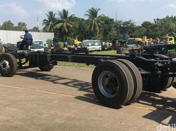 Begini Pengiriman Sasis Baru ke Karoseri: Bus Telanjang, Driver Pakai Jaket dan Helm