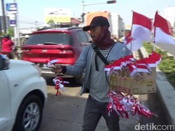 Jelang HUT RI, Penjual Bendera Musiman Raup Cuan Hingga Jutaan