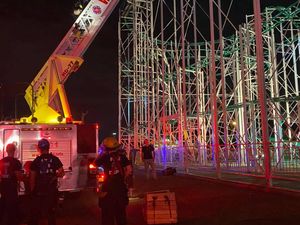 Detik-detik Evakuasi Rombongan Remaja Terjebak di Roller Coaster