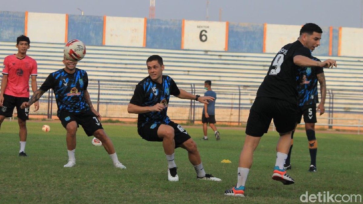 Persela Lamongan harus menunda latihan karena PPKM diperpanjang. (Foto: detikcom/Eko Sudjarwo)