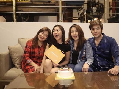 Pose Keren Cyndyana Lorens, Adik Kris Hatta Saat Makan Pizza dan Buah