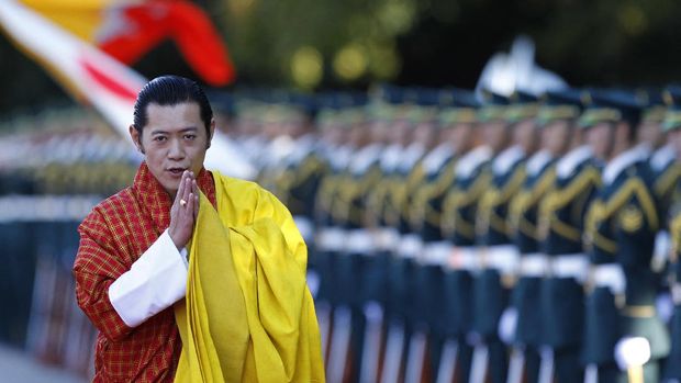 Bhutan's King Jigme Khesar Namgyel Wangchuck greets after inspecting a honour guard during a welcoming ceremony at the Imperial Palace in Tokyo on November 16, 2011.  Bhutan's royal couple are here on a six-day visit as official state guests.    AFP PHOTO / POOL (Photo by KIM KYUNG-HOON / POOL / AFP)