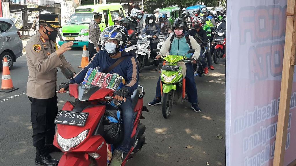 Razia Vaksin di Jalan Raya Kota Bogor Razia Vaksin di Jalan Raya Kota Bogor