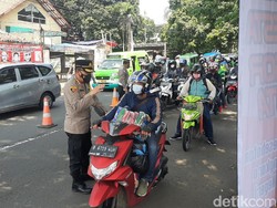 Polisi Razia Pemotor-Sopir Angkot di Bogor yang Belum Vaksinasi
