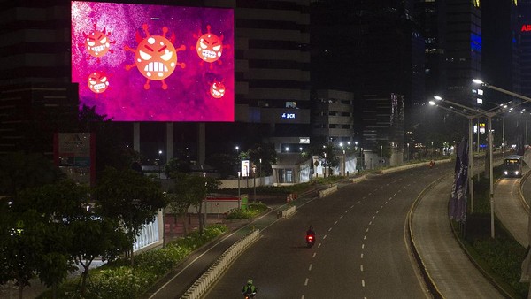 Suasana malam hari saat Pemberlakuan Pembatasan Kegiatan Masyarakat (PPKM) Darurat di kawasan jalan Sudirman, Jakarta.