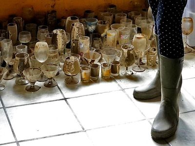 Sibuknya Warga Belgia Bersih-bersih Rumah Usai Banjir Besar