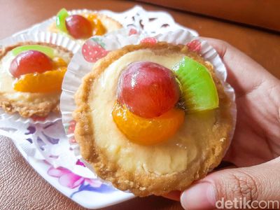 Pie Buah Manis Segar dan Pastel Ufo Isian Padat Gurih Renyah