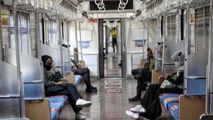 Menilik Suasana KRL Jakarta di Masa PPKM Level 4