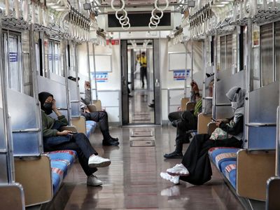 Menilik Suasana KRL Jakarta di Masa PPKM Level 4
