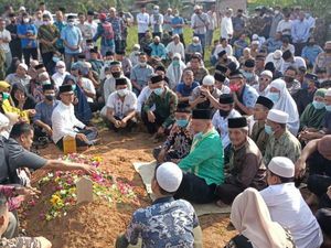 Takbir-Tangis Warga Iringi Pemakaman Ketua MUI Labura yang Tewas Dibacok