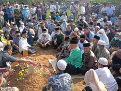 Takbir-Tangis Warga Iringi Pemakaman Ketua MUI Labura yang Tewas Dibacok
