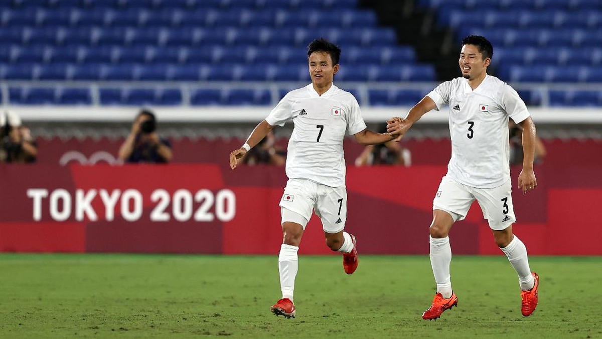 Takefusa Kubo (kiri) merayakan gol ke gawang Prancis di Olimpiade 2020. (Foto: Getty Images/Francois Nel)