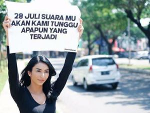 Raffi Ahmad-Tyas Mirasih Angkat Poster dengan Pesan yang Sama, Ada Apa?