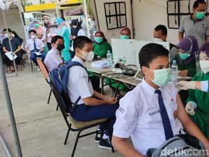 Vaksinasi Remaja Dikebut untuk PTM, Orang Tua-Sekolah Diminta Aktif