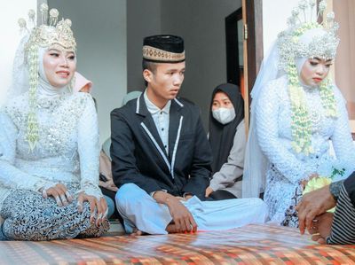 Ini 10 Potret Pernikahan Pria Viral di Lombok Nikahi 2 Wanita Sekaligus