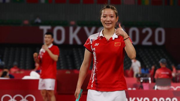 Tokyo 2020 Olympics - Badminton - Mixed Doubles - Quarterfinal - MFS - Musashino Forest Sport Plaza, Tokyo, Japan – July 28, 2021. Huang Yaqiong of China gives a thumbs up at the match with Zheng Siwei of China against Praveen Jordan of Indonesia and Melati Daeva Oktavianti of Indonesia. REUTERS/Leonhard Foeger