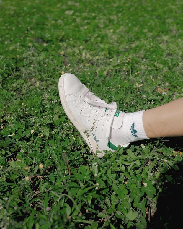 Adidas Stan Smith/ sumber: instagram.com/minpoh/ Adidas Stan Smith adalah sepatu sneakers wanita terklasik.