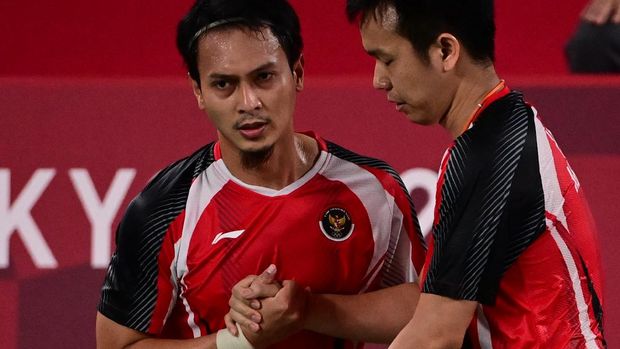 Indonesia's Mohammad Ahsan (L) and Indonesia's Hendra Setiawan celebrate winning their men's doubles badminton quarter final match against Japan's Keigo Sonoda and Japan's Takeshi Kamura during the Tokyo 2020 Olympic Games at the Musashino Forest Sports Plaza in Tokyo on July 29, 2021. (Photo by Pedro PARDO / AFP)